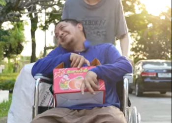 K1501068 น้องเขาสติไม่ดี หนูขอกล่องในมือพี่ไปขายได้ไหมคะ 626030005155236 part2