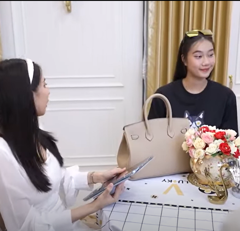 T2201061 งานเลี้ยง ของแบรนด์เนมมันต้องโชว์ 1447489842895392 part2